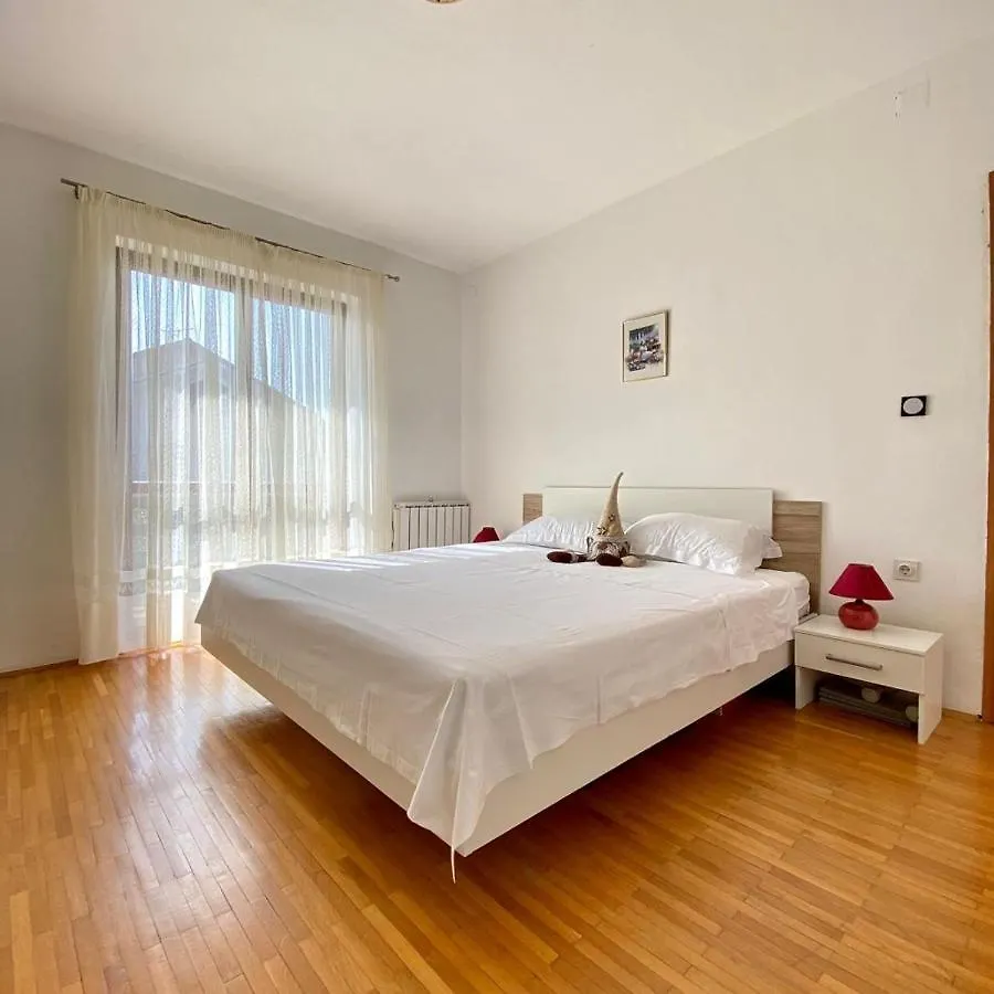 Apartment Apartmani Mia, 50 Sqm, Parking Included Zambratija