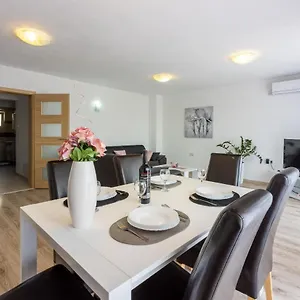 https://apartmani-rogic.primorje-gorskikotar.com